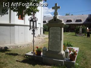 [P24] Piatra funerară de la mormântul ieromonahului Macarie, dascăl de muzică, cel considerat a fi întemeietorul muzicii psaltice bisericești.  » foto by Floryn81
 - 
<span class="allrVoted glyphicon glyphicon-heart hidden" id="av794093"></span>
<a class="m-l-10 hidden" id="sv794093" onclick="voting_Foto_DelVot(,794093,23684)" role="button">șterge vot <span class="glyphicon glyphicon-remove"></span></a>
<a id="v9794093" class=" c-red"  onclick="voting_Foto_SetVot(794093)" role="button"><span class="glyphicon glyphicon-heart-empty"></span> <b>LIKE</b> = Votează poza</a> <img class="hidden"  id="f794093W9" src="/imagini/loader.gif" border="0" /><span class="AjErrMes hidden" id="e794093ErM"></span>