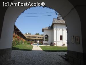 [P04] Vedere spre mănăstire de la intrare » foto by Michi
 - 
<span class="allrVoted glyphicon glyphicon-heart hidden" id="av1383240"></span>
<a class="m-l-10 hidden" id="sv1383240" onclick="voting_Foto_DelVot(,1383240,23684)" role="button">șterge vot <span class="glyphicon glyphicon-remove"></span></a>
<a id="v91383240" class=" c-red"  onclick="voting_Foto_SetVot(1383240)" role="button"><span class="glyphicon glyphicon-heart-empty"></span> <b>LIKE</b> = Votează poza</a> <img class="hidden"  id="f1383240W9" src="/imagini/loader.gif" border="0" /><span class="AjErrMes hidden" id="e1383240ErM"></span>