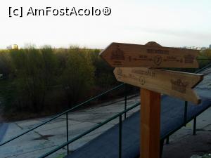 [P03] Parcul Natural Văcărești - semne indicatoare, cu cele două trasee și distanțele dintre obiective » foto by Dragoș_MD
 - 
<span class="allrVoted glyphicon glyphicon-heart hidden" id="av963920"></span>
<a class="m-l-10 hidden" id="sv963920" onclick="voting_Foto_DelVot(,963920,23697)" role="button">șterge vot <span class="glyphicon glyphicon-remove"></span></a>
<a id="v9963920" class=" c-red"  onclick="voting_Foto_SetVot(963920)" role="button"><span class="glyphicon glyphicon-heart-empty"></span> <b>LIKE</b> = Votează poza</a> <img class="hidden"  id="f963920W9" src="/imagini/loader.gif" border="0" /><span class="AjErrMes hidden" id="e963920ErM"></span>