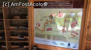 [P16] Rafturi cu obiecte tradiționale secuiești, iar în prim-plan panou cu bisericile fortificate din Transilvania care fac parte din patrimoniul cultural UNESCO » foto by Lucien
 - 
<span class="allrVoted glyphicon glyphicon-heart hidden" id="av966997"></span>
<a class="m-l-10 hidden" id="sv966997" onclick="voting_Foto_DelVot(,966997,23738)" role="button">șterge vot <span class="glyphicon glyphicon-remove"></span></a>
<a id="v9966997" class=" c-red"  onclick="voting_Foto_SetVot(966997)" role="button"><span class="glyphicon glyphicon-heart-empty"></span> <b>LIKE</b> = Votează poza</a> <img class="hidden"  id="f966997W9" src="/imagini/loader.gif" border="0" /><span class="AjErrMes hidden" id="e966997ErM"></span>