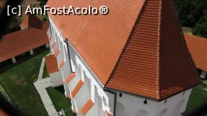 [P20] Vedere din vârful turnului-clopotniță spre acoperișul bisericii. Se observă supraînălțarea podului bisericii, acesta fiind fortificat, iar parapetul drumului de strajă scos deasupra contraforților. Au fost construite creneluri şi găuri prin care se turna smoală clocotită asupra » foto by Lucien
 - 
<span class="allrVoted glyphicon glyphicon-heart hidden" id="av967001"></span>
<a class="m-l-10 hidden" id="sv967001" onclick="voting_Foto_DelVot(,967001,23738)" role="button">șterge vot <span class="glyphicon glyphicon-remove"></span></a>
<a id="v9967001" class=" c-red"  onclick="voting_Foto_SetVot(967001)" role="button"><span class="glyphicon glyphicon-heart-empty"></span> <b>LIKE</b> = Votează poza</a> <img class="hidden"  id="f967001W9" src="/imagini/loader.gif" border="0" /><span class="AjErrMes hidden" id="e967001ErM"></span>