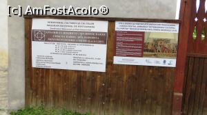 [P22] Panou turistic informativ la intrarea în biserica fortificată de la Dârjiu.  » foto by Lucien
 - 
<span class="allrVoted glyphicon glyphicon-heart hidden" id="av967003"></span>
<a class="m-l-10 hidden" id="sv967003" onclick="voting_Foto_DelVot(,967003,23738)" role="button">șterge vot <span class="glyphicon glyphicon-remove"></span></a>
<a id="v9967003" class=" c-red"  onclick="voting_Foto_SetVot(967003)" role="button"><span class="glyphicon glyphicon-heart-empty"></span> <b>LIKE</b> = Votează poza</a> <img class="hidden"  id="f967003W9" src="/imagini/loader.gif" border="0" /><span class="AjErrMes hidden" id="e967003ErM"></span>