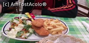 [P45] Din nou, fish&chips cu salată, la Master Hosts » foto by irinad
 - 
<span class="allrVoted glyphicon glyphicon-heart hidden" id="av1174546"></span>
<a class="m-l-10 hidden" id="sv1174546" onclick="voting_Foto_DelVot(,1174546,23744)" role="button">șterge vot <span class="glyphicon glyphicon-remove"></span></a>
<a id="v91174546" class=" c-red"  onclick="voting_Foto_SetVot(1174546)" role="button"><span class="glyphicon glyphicon-heart-empty"></span> <b>LIKE</b> = Votează poza</a> <img class="hidden"  id="f1174546W9" src="/imagini/loader.gif" border="0" /><span class="AjErrMes hidden" id="e1174546ErM"></span>