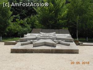 [P13] Turtucaia - Memorialul și Cimitirul militar de la Turtucaia. Decorație monumentală.  » foto by iulianic
 - 
<span class="allrVoted glyphicon glyphicon-heart hidden" id="av967794"></span>
<a class="m-l-10 hidden" id="sv967794" onclick="voting_Foto_DelVot(,967794,23749)" role="button">șterge vot <span class="glyphicon glyphicon-remove"></span></a>
<a id="v9967794" class=" c-red"  onclick="voting_Foto_SetVot(967794)" role="button"><span class="glyphicon glyphicon-heart-empty"></span> <b>LIKE</b> = Votează poza</a> <img class="hidden"  id="f967794W9" src="/imagini/loader.gif" border="0" /><span class="AjErrMes hidden" id="e967794ErM"></span>