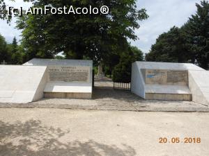 [P51] Turtucaia - Memorialul și Cimitirul militar de la Turtucaia. Intrarea în cimitir.  » foto by iulianic
 - 
<span class="allrVoted glyphicon glyphicon-heart hidden" id="av967842"></span>
<a class="m-l-10 hidden" id="sv967842" onclick="voting_Foto_DelVot(,967842,23749)" role="button">șterge vot <span class="glyphicon glyphicon-remove"></span></a>
<a id="v9967842" class=" c-red"  onclick="voting_Foto_SetVot(967842)" role="button"><span class="glyphicon glyphicon-heart-empty"></span> <b>LIKE</b> = Votează poza</a> <img class="hidden"  id="f967842W9" src="/imagini/loader.gif" border="0" /><span class="AjErrMes hidden" id="e967842ErM"></span>