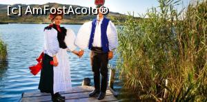 [P02] mire si mireasa din Sic. poza e luata de pe net si probabil e veche dar cei cu care ne-am întâlnit era îmbrăcaţi identic.  » foto by Maya_C <span class="label label-default labelC_thin small">NEVOTABILĂ</span>