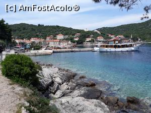 [P36] De aici aruncăm o privire și către portul din Šipan, cu vasul acostat în așteptarea excursioniștilor.  » foto by Aurici
 - 
<span class="allrVoted glyphicon glyphicon-heart hidden" id="av1015064"></span>
<a class="m-l-10 hidden" id="sv1015064" onclick="voting_Foto_DelVot(,1015064,23764)" role="button">șterge vot <span class="glyphicon glyphicon-remove"></span></a>
<a id="v91015064" class=" c-red"  onclick="voting_Foto_SetVot(1015064)" role="button"><span class="glyphicon glyphicon-heart-empty"></span> <b>LIKE</b> = Votează poza</a> <img class="hidden"  id="f1015064W9" src="/imagini/loader.gif" border="0" /><span class="AjErrMes hidden" id="e1015064ErM"></span>