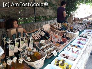 [P06] Nu ne-am depărtat bine de port că am dat de taraba aceasta cu produse locale și aici am pierdut o parte din timp, degustând și cumpărând.  » foto by Aurici
 - 
<span class="allrVoted glyphicon glyphicon-heart hidden" id="av1015017"></span>
<a class="m-l-10 hidden" id="sv1015017" onclick="voting_Foto_DelVot(,1015017,23764)" role="button">șterge vot <span class="glyphicon glyphicon-remove"></span></a>
<a id="v91015017" class=" c-red"  onclick="voting_Foto_SetVot(1015017)" role="button"><span class="glyphicon glyphicon-heart-empty"></span> <b>LIKE</b> = Votează poza</a> <img class="hidden"  id="f1015017W9" src="/imagini/loader.gif" border="0" /><span class="AjErrMes hidden" id="e1015017ErM"></span>