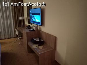 [P03] Masa cu oglinda'spanzurata', tv-ul cu minifrigiderul ascuns in mobila si suportul pentru... laptop, deocamdata. Valiza inca astepta cuminte la usa. Sa nu deranjeze. ;)  » foto by Soso42
 - 
<span class="allrVoted glyphicon glyphicon-heart hidden" id="av970850"></span>
<a class="m-l-10 hidden" id="sv970850" onclick="voting_Foto_DelVot(,970850,23788)" role="button">șterge vot <span class="glyphicon glyphicon-remove"></span></a>
<a id="v9970850" class=" c-red"  onclick="voting_Foto_SetVot(970850)" role="button"><span class="glyphicon glyphicon-heart-empty"></span> <b>LIKE</b> = Votează poza</a> <img class="hidden"  id="f970850W9" src="/imagini/loader.gif" border="0" /><span class="AjErrMes hidden" id="e970850ErM"></span>