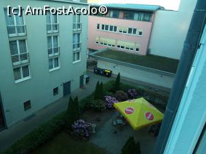 [P09] O alta terasa tot din curtea interioara. Se pot vedea camerele fara balcon.  » foto by Soso42
 - 
<span class="allrVoted glyphicon glyphicon-heart hidden" id="av970876"></span>
<a class="m-l-10 hidden" id="sv970876" onclick="voting_Foto_DelVot(,970876,23788)" role="button">șterge vot <span class="glyphicon glyphicon-remove"></span></a>
<a id="v9970876" class=" c-red"  onclick="voting_Foto_SetVot(970876)" role="button"><span class="glyphicon glyphicon-heart-empty"></span> <b>LIKE</b> = Votează poza</a> <img class="hidden"  id="f970876W9" src="/imagini/loader.gif" border="0" /><span class="AjErrMes hidden" id="e970876ErM"></span>