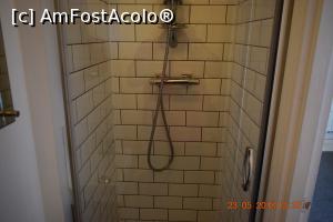 [P07] Cabina de dus - hmmm in poza pare mai mare, dar e micaaaaa, cat o chestie de furnica » foto by Pușcașu Marin
 - 
<span class="allrVoted glyphicon glyphicon-heart hidden" id="av972974"></span>
<a class="m-l-10 hidden" id="sv972974" onclick="voting_Foto_DelVot(,972974,23809)" role="button">șterge vot <span class="glyphicon glyphicon-remove"></span></a>
<a id="v9972974" class=" c-red"  onclick="voting_Foto_SetVot(972974)" role="button"><span class="glyphicon glyphicon-heart-empty"></span> <b>LIKE</b> = Votează poza</a> <img class="hidden"  id="f972974W9" src="/imagini/loader.gif" border="0" /><span class="AjErrMes hidden" id="e972974ErM"></span>