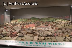 [P74] Wieliczka, Muzeum Żup, Komora Miejska, Expoziția Istoria Orașului Minier Wieliczka, Macheta orașului din anii 1630, este imensă și are semnalizare luminoasă pentru a pune în valoare diferite obiective... » foto by mprofeanu
 - 
<span class="allrVoted glyphicon glyphicon-heart hidden" id="av1355933"></span>
<a class="m-l-10 hidden" id="sv1355933" onclick="voting_Foto_DelVot(,1355933,23877)" role="button">șterge vot <span class="glyphicon glyphicon-remove"></span></a>
<a id="v91355933" class=" c-red"  onclick="voting_Foto_SetVot(1355933)" role="button"><span class="glyphicon glyphicon-heart-empty"></span> <b>LIKE</b> = Votează poza</a> <img class="hidden"  id="f1355933W9" src="/imagini/loader.gif" border="0" /><span class="AjErrMes hidden" id="e1355933ErM"></span>
