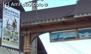 [P01] Moldovița, în centrul comunei: poarta bucovineană și panoul cu muzeul de la intrarea pe strada muzeului ouălor încondeiate Lucia Condrea » foto by Lucien
 - 
<span class="allrVoted glyphicon glyphicon-heart hidden" id="av782593"></span>
<a class="m-l-10 hidden" id="sv782593" onclick="voting_Foto_DelVot(,782593,23890)" role="button">șterge vot <span class="glyphicon glyphicon-remove"></span></a>
<a id="v9782593" class=" c-red"  onclick="voting_Foto_SetVot(782593)" role="button"><span class="glyphicon glyphicon-heart-empty"></span> <b>LIKE</b> = Votează poza</a> <img class="hidden"  id="f782593W9" src="/imagini/loader.gif" border="0" /><span class="AjErrMes hidden" id="e782593ErM"></span>