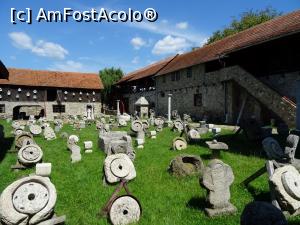 [P08] Curtea râșnițelor de piatră - familia perfectă.  » foto by tata123 🔱
 - 
<span class="allrVoted glyphicon glyphicon-heart hidden" id="av998022"></span>
<a class="m-l-10 hidden" id="sv998022" onclick="voting_Foto_DelVot(,998022,23926)" role="button">șterge vot <span class="glyphicon glyphicon-remove"></span></a>
<a id="v9998022" class=" c-red"  onclick="voting_Foto_SetVot(998022)" role="button"><span class="glyphicon glyphicon-heart-empty"></span> <b>LIKE</b> = Votează poza</a> <img class="hidden"  id="f998022W9" src="/imagini/loader.gif" border="0" /><span class="AjErrMes hidden" id="e998022ErM"></span>