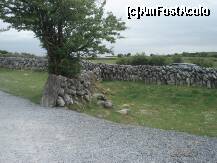 [P32] acesta este gardul care imprejmuieste zona neolitica, gard din pietre suprapuse, specific intregii regiuni » foto by a.sr*
 - 
<span class="allrVoted glyphicon glyphicon-heart hidden" id="av259171"></span>
<a class="m-l-10 hidden" id="sv259171" onclick="voting_Foto_DelVot(,259171,23932)" role="button">șterge vot <span class="glyphicon glyphicon-remove"></span></a>
<a id="v9259171" class=" c-red"  onclick="voting_Foto_SetVot(259171)" role="button"><span class="glyphicon glyphicon-heart-empty"></span> <b>LIKE</b> = Votează poza</a> <img class="hidden"  id="f259171W9" src="/imagini/loader.gif" border="0" /><span class="AjErrMes hidden" id="e259171ErM"></span>