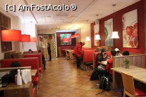 [P45] Sliema, Pizza Hut, Multe mese libere » foto by mprofeanu
 - 
<span class="allrVoted glyphicon glyphicon-heart hidden" id="av1274647"></span>
<a class="m-l-10 hidden" id="sv1274647" onclick="voting_Foto_DelVot(,1274647,23969)" role="button">șterge vot <span class="glyphicon glyphicon-remove"></span></a>
<a id="v91274647" class=" c-red"  onclick="voting_Foto_SetVot(1274647)" role="button"><span class="glyphicon glyphicon-heart-empty"></span> <b>LIKE</b> = Votează poza</a> <img class="hidden"  id="f1274647W9" src="/imagini/loader.gif" border="0" /><span class="AjErrMes hidden" id="e1274647ErM"></span>
