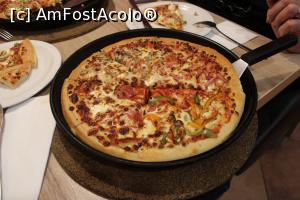 [P48] Sliema, Pizza Hut, Quattro Colori, pizza cu sferturile colorate diferit » foto by mprofeanu
 - 
<span class="allrVoted glyphicon glyphicon-heart hidden" id="av1274650"></span>
<a class="m-l-10 hidden" id="sv1274650" onclick="voting_Foto_DelVot(,1274650,23969)" role="button">șterge vot <span class="glyphicon glyphicon-remove"></span></a>
<a id="v91274650" class=" c-red"  onclick="voting_Foto_SetVot(1274650)" role="button"><span class="glyphicon glyphicon-heart-empty"></span> <b>LIKE</b> = Votează poza</a> <img class="hidden"  id="f1274650W9" src="/imagini/loader.gif" border="0" /><span class="AjErrMes hidden" id="e1274650ErM"></span>
