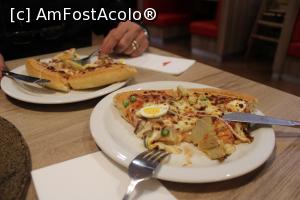 [P50] Sliema, Pizza Hut, Pizzele împărțite frățește » foto by mprofeanu
 - 
<span class="allrVoted glyphicon glyphicon-heart hidden" id="av1274652"></span>
<a class="m-l-10 hidden" id="sv1274652" onclick="voting_Foto_DelVot(,1274652,23969)" role="button">șterge vot <span class="glyphicon glyphicon-remove"></span></a>
<a id="v91274652" class=" c-red"  onclick="voting_Foto_SetVot(1274652)" role="button"><span class="glyphicon glyphicon-heart-empty"></span> <b>LIKE</b> = Votează poza</a> <img class="hidden"  id="f1274652W9" src="/imagini/loader.gif" border="0" /><span class="AjErrMes hidden" id="e1274652ErM"></span>