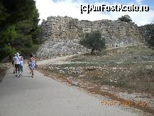 [P14] Incepem urcarea pe rampa construita strategic in vederea obosirii atacatorilor (si a noastra...). Are forma literei L. Pietrele zidului exterior mi s-au parut a fi mai mici decat pietrele de la Tirynt. » foto by florinbad
 - 
<span class="allrVoted glyphicon glyphicon-heart hidden" id="av190367"></span>
<a class="m-l-10 hidden" id="sv190367" onclick="voting_Foto_DelVot(,190367,23974)" role="button">șterge vot <span class="glyphicon glyphicon-remove"></span></a>
<a id="v9190367" class=" c-red"  onclick="voting_Foto_SetVot(190367)" role="button"><span class="glyphicon glyphicon-heart-empty"></span> <b>LIKE</b> = Votează poza</a> <img class="hidden"  id="f190367W9" src="/imagini/loader.gif" border="0" /><span class="AjErrMes hidden" id="e190367ErM"></span>
