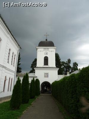 [P03] Cerul e plumburiu dar noi ne îndreptăm spre biserica mănăstirii - în față turnul-clopotniță.  » foto by tata123 🔱
 - 
<span class="allrVoted glyphicon glyphicon-heart hidden" id="av989658"></span>
<a class="m-l-10 hidden" id="sv989658" onclick="voting_Foto_DelVot(,989658,24032)" role="button">șterge vot <span class="glyphicon glyphicon-remove"></span></a>
<a id="v9989658" class=" c-red"  onclick="voting_Foto_SetVot(989658)" role="button"><span class="glyphicon glyphicon-heart-empty"></span> <b>LIKE</b> = Votează poza</a> <img class="hidden"  id="f989658W9" src="/imagini/loader.gif" border="0" /><span class="AjErrMes hidden" id="e989658ErM"></span>