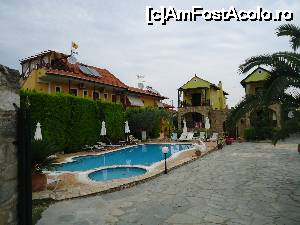 [P26] când am văzut pensiuni cu piscină mi--am dat seama că am intrat în Skala Potamia!  » foto by marocanu21
 - 
<span class="allrVoted glyphicon glyphicon-heart hidden" id="av691948"></span>
<a class="m-l-10 hidden" id="sv691948" onclick="voting_Foto_DelVot(,691948,24035)" role="button">șterge vot <span class="glyphicon glyphicon-remove"></span></a>
<a id="v9691948" class=" c-red"  onclick="voting_Foto_SetVot(691948)" role="button"><span class="glyphicon glyphicon-heart-empty"></span> <b>LIKE</b> = Votează poza</a> <img class="hidden"  id="f691948W9" src="/imagini/loader.gif" border="0" /><span class="AjErrMes hidden" id="e691948ErM"></span>