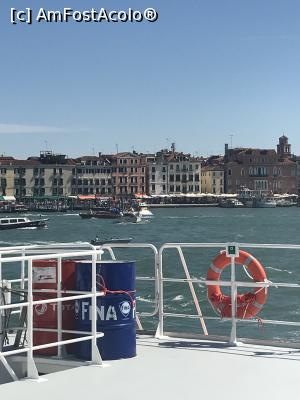 [P37] Veneția, canalul Giudecca » foto by krisstinna
 - 
<span class="allrVoted glyphicon glyphicon-heart hidden" id="av1002715"></span>
<a class="m-l-10 hidden" id="sv1002715" onclick="voting_Foto_DelVot(,1002715,24109)" role="button">șterge vot <span class="glyphicon glyphicon-remove"></span></a>
<a id="v91002715" class=" c-red"  onclick="voting_Foto_SetVot(1002715)" role="button"><span class="glyphicon glyphicon-heart-empty"></span> <b>LIKE</b> = Votează poza</a> <img class="hidden"  id="f1002715W9" src="/imagini/loader.gif" border="0" /><span class="AjErrMes hidden" id="e1002715ErM"></span>