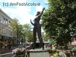 [P04] Statuia celebrei dansatoare Mata Hari, fiică a orașului, e amplasată aproape de casa ei natală.  » foto by mireille
 - 
<span class="allrVoted glyphicon glyphicon-heart hidden" id="av997501"></span>
<a class="m-l-10 hidden" id="sv997501" onclick="voting_Foto_DelVot(,997501,24132)" role="button">șterge vot <span class="glyphicon glyphicon-remove"></span></a>
<a id="v9997501" class=" c-red"  onclick="voting_Foto_SetVot(997501)" role="button"><span class="glyphicon glyphicon-heart-empty"></span> <b>LIKE</b> = Votează poza</a> <img class="hidden"  id="f997501W9" src="/imagini/loader.gif" border="0" /><span class="AjErrMes hidden" id="e997501ErM"></span>