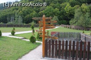 [P35] Pensiunea Roberto din Ciungetu, Vâlcea, Curtea, Indicatoare Turistice » foto by mprofeanu
 - 
<span class="allrVoted glyphicon glyphicon-heart hidden" id="av1391837"></span>
<a class="m-l-10 hidden" id="sv1391837" onclick="voting_Foto_DelVot(,1391837,24195)" role="button">șterge vot <span class="glyphicon glyphicon-remove"></span></a>
<a id="v91391837" class=" c-red"  onclick="voting_Foto_SetVot(1391837)" role="button"><span class="glyphicon glyphicon-heart-empty"></span> <b>LIKE</b> = Votează poza</a> <img class="hidden"  id="f1391837W9" src="/imagini/loader.gif" border="0" /><span class="AjErrMes hidden" id="e1391837ErM"></span>