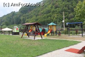 [P07] Pensiunea Roberto din Ciungetu, Vâlcea, Locul de joacă văzut din Curte » foto by mprofeanu
 - 
<span class="allrVoted glyphicon glyphicon-heart hidden" id="av1391809"></span>
<a class="m-l-10 hidden" id="sv1391809" onclick="voting_Foto_DelVot(,1391809,24195)" role="button">șterge vot <span class="glyphicon glyphicon-remove"></span></a>
<a id="v91391809" class=" c-red"  onclick="voting_Foto_SetVot(1391809)" role="button"><span class="glyphicon glyphicon-heart-empty"></span> <b>LIKE</b> = Votează poza</a> <img class="hidden"  id="f1391809W9" src="/imagini/loader.gif" border="0" /><span class="AjErrMes hidden" id="e1391809ErM"></span>