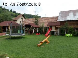 [P11] Locul de joacă pentru copii. În spate se poate vedea alt foişor, mai mic.  » foto by Safta Radu
 - 
<span class="allrVoted glyphicon glyphicon-heart hidden" id="av1002448"></span>
<a class="m-l-10 hidden" id="sv1002448" onclick="voting_Foto_DelVot(,1002448,24203)" role="button">șterge vot <span class="glyphicon glyphicon-remove"></span></a>
<a id="v91002448" class=" c-red"  onclick="voting_Foto_SetVot(1002448)" role="button"><span class="glyphicon glyphicon-heart-empty"></span> <b>LIKE</b> = Votează poza</a> <img class="hidden"  id="f1002448W9" src="/imagini/loader.gif" border="0" /><span class="AjErrMes hidden" id="e1002448ErM"></span>