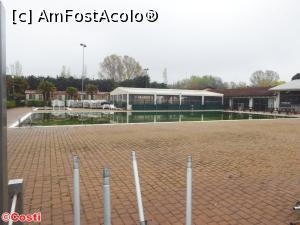 [P10] Piscina descoperită de la Camping Village Jolly; la data vizitei noastre era încă închisă.  » foto by Costi
 - 
<span class="allrVoted glyphicon glyphicon-heart hidden" id="av1004675"></span>
<a class="m-l-10 hidden" id="sv1004675" onclick="voting_Foto_DelVot(,1004675,24246)" role="button">șterge vot <span class="glyphicon glyphicon-remove"></span></a>
<a id="v91004675" class=" c-red"  onclick="voting_Foto_SetVot(1004675)" role="button"><span class="glyphicon glyphicon-heart-empty"></span> <b>LIKE</b> = Votează poza</a> <img class="hidden"  id="f1004675W9" src="/imagini/loader.gif" border="0" /><span class="AjErrMes hidden" id="e1004675ErM"></span>