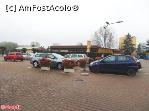 [P08] Parcarea de la Camping Village Jolly. Mașinuța roșie din stânga, era Fiatul Panda închiriat de noi.  » foto by Costi
 - 
<span class="allrVoted glyphicon glyphicon-heart hidden" id="av1004673"></span>
<a class="m-l-10 hidden" id="sv1004673" onclick="voting_Foto_DelVot(,1004673,24246)" role="button">șterge vot <span class="glyphicon glyphicon-remove"></span></a>
<a id="v91004673" class=" c-red"  onclick="voting_Foto_SetVot(1004673)" role="button"><span class="glyphicon glyphicon-heart-empty"></span> <b>LIKE</b> = Votează poza</a> <img class="hidden"  id="f1004673W9" src="/imagini/loader.gif" border="0" /><span class="AjErrMes hidden" id="e1004673ErM"></span>