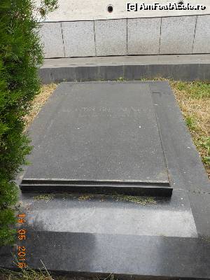 [P21] Bucureşti - Mausoleu Eroilor. În exterior, mormântul lui Leontin Sălăjan » foto by iulianic
 - 
<span class="allrVoted glyphicon glyphicon-heart hidden" id="av617835"></span>
<a class="m-l-10 hidden" id="sv617835" onclick="voting_Foto_DelVot(,617835,24257)" role="button">șterge vot <span class="glyphicon glyphicon-remove"></span></a>
<a id="v9617835" class=" c-red"  onclick="voting_Foto_SetVot(617835)" role="button"><span class="glyphicon glyphicon-heart-empty"></span> <b>LIKE</b> = Votează poza</a> <img class="hidden"  id="f617835W9" src="/imagini/loader.gif" border="0" /><span class="AjErrMes hidden" id="e617835ErM"></span>
