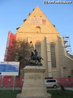 [P11] Statuia „Sf. Gheorghe omorând balaurul” și Biserica Reformată.  » foto by tata123 🔱
 - 
<span class="allrVoted glyphicon glyphicon-heart hidden" id="av599579"></span>
<a class="m-l-10 hidden" id="sv599579" onclick="voting_Foto_DelVot(,599579,24360)" role="button">șterge vot <span class="glyphicon glyphicon-remove"></span></a>
<a id="v9599579" class=" c-red"  onclick="voting_Foto_SetVot(599579)" role="button"><span class="glyphicon glyphicon-heart-empty"></span> <b>LIKE</b> = Votează poza</a> <img class="hidden"  id="f599579W9" src="/imagini/loader.gif" border="0" /><span class="AjErrMes hidden" id="e599579ErM"></span>