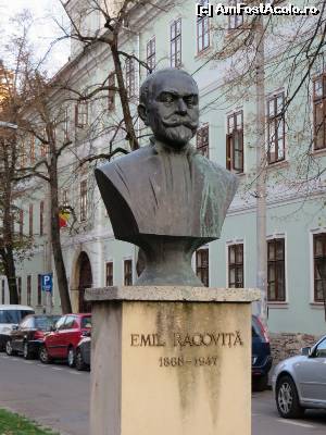[P41] Bust Emil Racoviță - Cluj-Napoca.  » foto by tata123 🔱
 - 
<span class="allrVoted glyphicon glyphicon-heart hidden" id="av599609"></span>
<a class="m-l-10 hidden" id="sv599609" onclick="voting_Foto_DelVot(,599609,24360)" role="button">șterge vot <span class="glyphicon glyphicon-remove"></span></a>
<a id="v9599609" class=" c-red"  onclick="voting_Foto_SetVot(599609)" role="button"><span class="glyphicon glyphicon-heart-empty"></span> <b>LIKE</b> = Votează poza</a> <img class="hidden"  id="f599609W9" src="/imagini/loader.gif" border="0" /><span class="AjErrMes hidden" id="e599609ErM"></span>