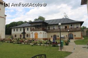 [P15] Mănăstirea Teodoreni, Clădirea cu Stăreția, Chiliile, Trapeza, Bucătăria, Magaziile, clădire bucovineană » foto by mprofeanu
 - 
<span class="allrVoted glyphicon glyphicon-heart hidden" id="av1314149"></span>
<a class="m-l-10 hidden" id="sv1314149" onclick="voting_Foto_DelVot(,1314149,24390)" role="button">șterge vot <span class="glyphicon glyphicon-remove"></span></a>
<a id="v91314149" class=" c-red"  onclick="voting_Foto_SetVot(1314149)" role="button"><span class="glyphicon glyphicon-heart-empty"></span> <b>LIKE</b> = Votează poza</a> <img class="hidden"  id="f1314149W9" src="/imagini/loader.gif" border="0" /><span class="AjErrMes hidden" id="e1314149ErM"></span>