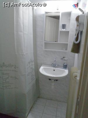 [P14] Chiuveta și dulăpiorul din baie.  » foto by Carmen Ion
 - 
<span class="allrVoted glyphicon glyphicon-heart hidden" id="av1015376"></span>
<a class="m-l-10 hidden" id="sv1015376" onclick="voting_Foto_DelVot(,1015376,24397)" role="button">șterge vot <span class="glyphicon glyphicon-remove"></span></a>
<a id="v91015376" class=" c-red"  onclick="voting_Foto_SetVot(1015376)" role="button"><span class="glyphicon glyphicon-heart-empty"></span> <b>LIKE</b> = Votează poza</a> <img class="hidden"  id="f1015376W9" src="/imagini/loader.gif" border="0" /><span class="AjErrMes hidden" id="e1015376ErM"></span>