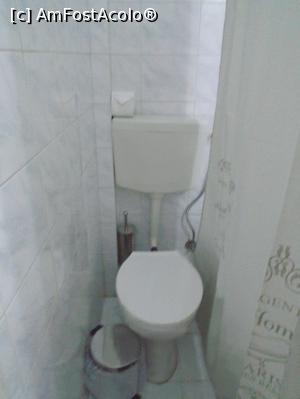 [P16] Spre vasul de toaletă trebuia să te strecori » foto by Carmen Ion
 - 
<span class="allrVoted glyphicon glyphicon-heart hidden" id="av1015378"></span>
<a class="m-l-10 hidden" id="sv1015378" onclick="voting_Foto_DelVot(,1015378,24397)" role="button">șterge vot <span class="glyphicon glyphicon-remove"></span></a>
<a id="v91015378" class=" c-red"  onclick="voting_Foto_SetVot(1015378)" role="button"><span class="glyphicon glyphicon-heart-empty"></span> <b>LIKE</b> = Votează poza</a> <img class="hidden"  id="f1015378W9" src="/imagini/loader.gif" border="0" /><span class="AjErrMes hidden" id="e1015378ErM"></span>