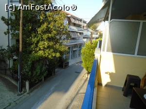 [P21] Vedere de pe balcon: strada Zevgou, de negăsit pe google maps.  » foto by Carmen Ion
 - 
<span class="allrVoted glyphicon glyphicon-heart hidden" id="av1015385"></span>
<a class="m-l-10 hidden" id="sv1015385" onclick="voting_Foto_DelVot(,1015385,24397)" role="button">șterge vot <span class="glyphicon glyphicon-remove"></span></a>
<a id="v91015385" class=" c-red"  onclick="voting_Foto_SetVot(1015385)" role="button"><span class="glyphicon glyphicon-heart-empty"></span> <b>LIKE</b> = Votează poza</a> <img class="hidden"  id="f1015385W9" src="/imagini/loader.gif" border="0" /><span class="AjErrMes hidden" id="e1015385ErM"></span>
