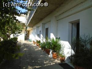 [P06] Eleutheria Rooms - aleea care duce spre recepție » foto by Carmen Ion
 - 
<span class="allrVoted glyphicon glyphicon-heart hidden" id="av1018135"></span>
<a class="m-l-10 hidden" id="sv1018135" onclick="voting_Foto_DelVot(,1018135,24425)" role="button">șterge vot <span class="glyphicon glyphicon-remove"></span></a>
<a id="v91018135" class=" c-red"  onclick="voting_Foto_SetVot(1018135)" role="button"><span class="glyphicon glyphicon-heart-empty"></span> <b>LIKE</b> = Votează poza</a> <img class="hidden"  id="f1018135W9" src="/imagini/loader.gif" border="0" /><span class="AjErrMes hidden" id="e1018135ErM"></span>