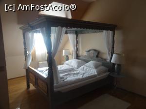 [P01] Patul matrimonial cu baldachin. Oglinda pe tava. Vedeai doar zona inghinala. Probabil pentru cunoscatori :)  » foto by fanespoitorul
 - 
<span class="allrVoted glyphicon glyphicon-heart hidden" id="av1018187"></span>
<a class="m-l-10 hidden" id="sv1018187" onclick="voting_Foto_DelVot(,1018187,24426)" role="button">șterge vot <span class="glyphicon glyphicon-remove"></span></a>
<a id="v91018187" class=" c-red"  onclick="voting_Foto_SetVot(1018187)" role="button"><span class="glyphicon glyphicon-heart-empty"></span> <b>LIKE</b> = Votează poza</a> <img class="hidden"  id="f1018187W9" src="/imagini/loader.gif" border="0" /><span class="AjErrMes hidden" id="e1018187ErM"></span>