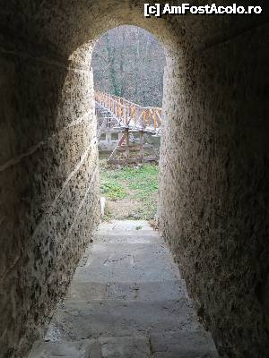 [P18] In intrarea la manastire dinspre raul Belitza, de unde se vede si podul de lemn » foto by valyionsc
 - 
<span class="allrVoted glyphicon glyphicon-heart hidden" id="av496445"></span>
<a class="m-l-10 hidden" id="sv496445" onclick="voting_Foto_DelVot(,496445,24473)" role="button">șterge vot <span class="glyphicon glyphicon-remove"></span></a>
<a id="v9496445" class=" c-red"  onclick="voting_Foto_SetVot(496445)" role="button"><span class="glyphicon glyphicon-heart-empty"></span> <b>LIKE</b> = Votează poza</a> <img class="hidden"  id="f496445W9" src="/imagini/loader.gif" border="0" /><span class="AjErrMes hidden" id="e496445ErM"></span>