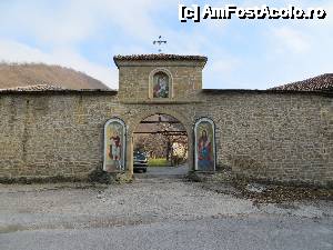 [P20] Intrarea in Manastirea Kilifarevo dinspre satul Natsovtsi » foto by valyionsc
 - 
<span class="allrVoted glyphicon glyphicon-heart hidden" id="av496448"></span>
<a class="m-l-10 hidden" id="sv496448" onclick="voting_Foto_DelVot(,496448,24473)" role="button">șterge vot <span class="glyphicon glyphicon-remove"></span></a>
<a id="v9496448" class=" c-red"  onclick="voting_Foto_SetVot(496448)" role="button"><span class="glyphicon glyphicon-heart-empty"></span> <b>LIKE</b> = Votează poza</a> <img class="hidden"  id="f496448W9" src="/imagini/loader.gif" border="0" /><span class="AjErrMes hidden" id="e496448ErM"></span>