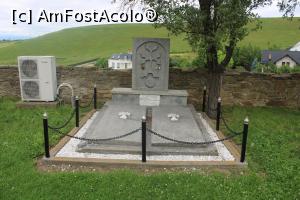 [P20] Mănăstirea Hagigadar, Mormântul preotului Mandalian și al soției sale Araxi » foto by mprofeanu
 - 
<span class="allrVoted glyphicon glyphicon-heart hidden" id="av1312304"></span>
<a class="m-l-10 hidden" id="sv1312304" onclick="voting_Foto_DelVot(,1312304,24488)" role="button">șterge vot <span class="glyphicon glyphicon-remove"></span></a>
<a id="v91312304" class=" c-red"  onclick="voting_Foto_SetVot(1312304)" role="button"><span class="glyphicon glyphicon-heart-empty"></span> <b>LIKE</b> = Votează poza</a> <img class="hidden"  id="f1312304W9" src="/imagini/loader.gif" border="0" /><span class="AjErrMes hidden" id="e1312304ErM"></span>