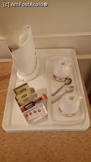 [P20] Grand Hotel Cravat - camera; detaliu: setul pt. făcut ceai / cafea » foto by Dragoș_MD
 - 
<span class="allrVoted glyphicon glyphicon-heart hidden" id="av1022994"></span>
<a class="m-l-10 hidden" id="sv1022994" onclick="voting_Foto_DelVot(,1022994,24489)" role="button">șterge vot <span class="glyphicon glyphicon-remove"></span></a>
<a id="v91022994" class=" c-red"  onclick="voting_Foto_SetVot(1022994)" role="button"><span class="glyphicon glyphicon-heart-empty"></span> <b>LIKE</b> = Votează poza</a> <img class="hidden"  id="f1022994W9" src="/imagini/loader.gif" border="0" /><span class="AjErrMes hidden" id="e1022994ErM"></span>
