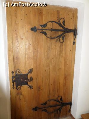 [P17] Uşă din lemn masiv, cu elemente din fier forjat.  » foto by Safta Radu
 - 
<span class="allrVoted glyphicon glyphicon-heart hidden" id="av1022947"></span>
<a class="m-l-10 hidden" id="sv1022947" onclick="voting_Foto_DelVot(,1022947,24495)" role="button">șterge vot <span class="glyphicon glyphicon-remove"></span></a>
<a id="v91022947" class=" c-red"  onclick="voting_Foto_SetVot(1022947)" role="button"><span class="glyphicon glyphicon-heart-empty"></span> <b>LIKE</b> = Votează poza</a> <img class="hidden"  id="f1022947W9" src="/imagini/loader.gif" border="0" /><span class="AjErrMes hidden" id="e1022947ErM"></span>