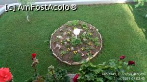 [P21] Rondul de flori din fața casei.  » foto by Aurici
 - 
<span class="allrVoted glyphicon glyphicon-heart hidden" id="av1025840"></span>
<a class="m-l-10 hidden" id="sv1025840" onclick="voting_Foto_DelVot(,1025840,24522)" role="button">șterge vot <span class="glyphicon glyphicon-remove"></span></a>
<a id="v91025840" class=" c-red"  onclick="voting_Foto_SetVot(1025840)" role="button"><span class="glyphicon glyphicon-heart-empty"></span> <b>LIKE</b> = Votează poza</a> <img class="hidden"  id="f1025840W9" src="/imagini/loader.gif" border="0" /><span class="AjErrMes hidden" id="e1025840ErM"></span>
