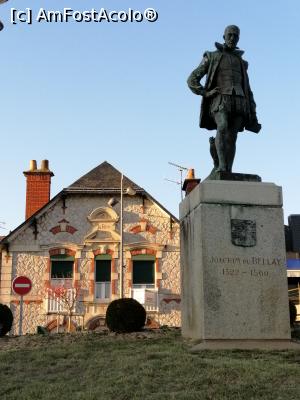 [P06] O statuie în fața unei clădiri interesante » foto by dognean
 - 
<span class="allrVoted glyphicon glyphicon-heart hidden" id="av1026921"></span>
<a class="m-l-10 hidden" id="sv1026921" onclick="voting_Foto_DelVot(,1026921,24540)" role="button">șterge vot <span class="glyphicon glyphicon-remove"></span></a>
<a id="v91026921" class=" c-red"  onclick="voting_Foto_SetVot(1026921)" role="button"><span class="glyphicon glyphicon-heart-empty"></span> <b>LIKE</b> = Votează poza</a> <img class="hidden"  id="f1026921W9" src="/imagini/loader.gif" border="0" /><span class="AjErrMes hidden" id="e1026921ErM"></span>