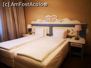 [P01] Parte din cameră; a se remarca frumoasele decorațiuni florale » foto by crismis
 - 
<span class="allrVoted glyphicon glyphicon-heart hidden" id="av1219563"></span>
<a class="m-l-10 hidden" id="sv1219563" onclick="voting_Foto_DelVot(,1219563,24571)" role="button">șterge vot <span class="glyphicon glyphicon-remove"></span></a>
<a id="v91219563" class=" c-red"  onclick="voting_Foto_SetVot(1219563)" role="button"><span class="glyphicon glyphicon-heart-empty"></span> <b>LIKE</b> = Votează poza</a> <img class="hidden"  id="f1219563W9" src="/imagini/loader.gif" border="0" /><span class="AjErrMes hidden" id="e1219563ErM"></span>