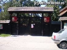 [P01] Poarta de intrare la Muzeul Satului Banatean. » foto by presario
 - 
<span class="allrVoted glyphicon glyphicon-heart hidden" id="av131218"></span>
<a class="m-l-10 hidden" id="sv131218" onclick="voting_Foto_DelVot(,131218,24580)" role="button">șterge vot <span class="glyphicon glyphicon-remove"></span></a>
<a id="v9131218" class=" c-red"  onclick="voting_Foto_SetVot(131218)" role="button"><span class="glyphicon glyphicon-heart-empty"></span> <b>LIKE</b> = Votează poza</a> <img class="hidden"  id="f131218W9" src="/imagini/loader.gif" border="0" /><span class="AjErrMes hidden" id="e131218ErM"></span>